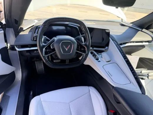 Cabina del Chevrolet Corvette C8 con volante deportivo y consola central