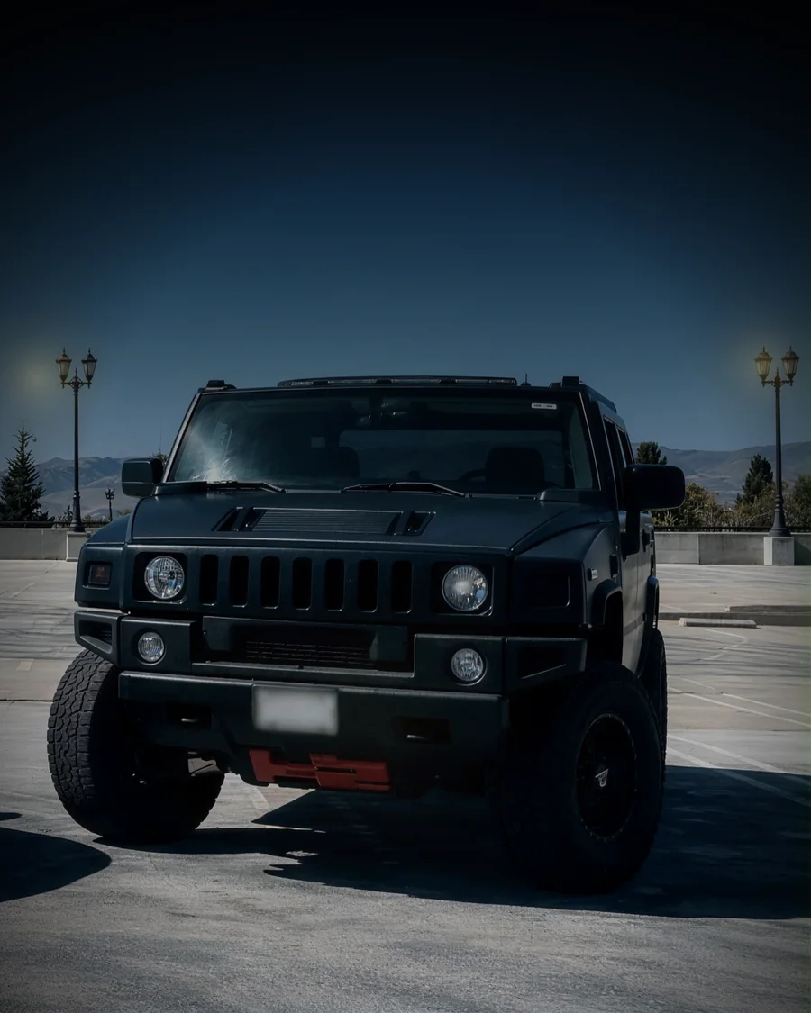 Hummer H2 negro, premio real de la primera edición, flanqueado por dos faroles